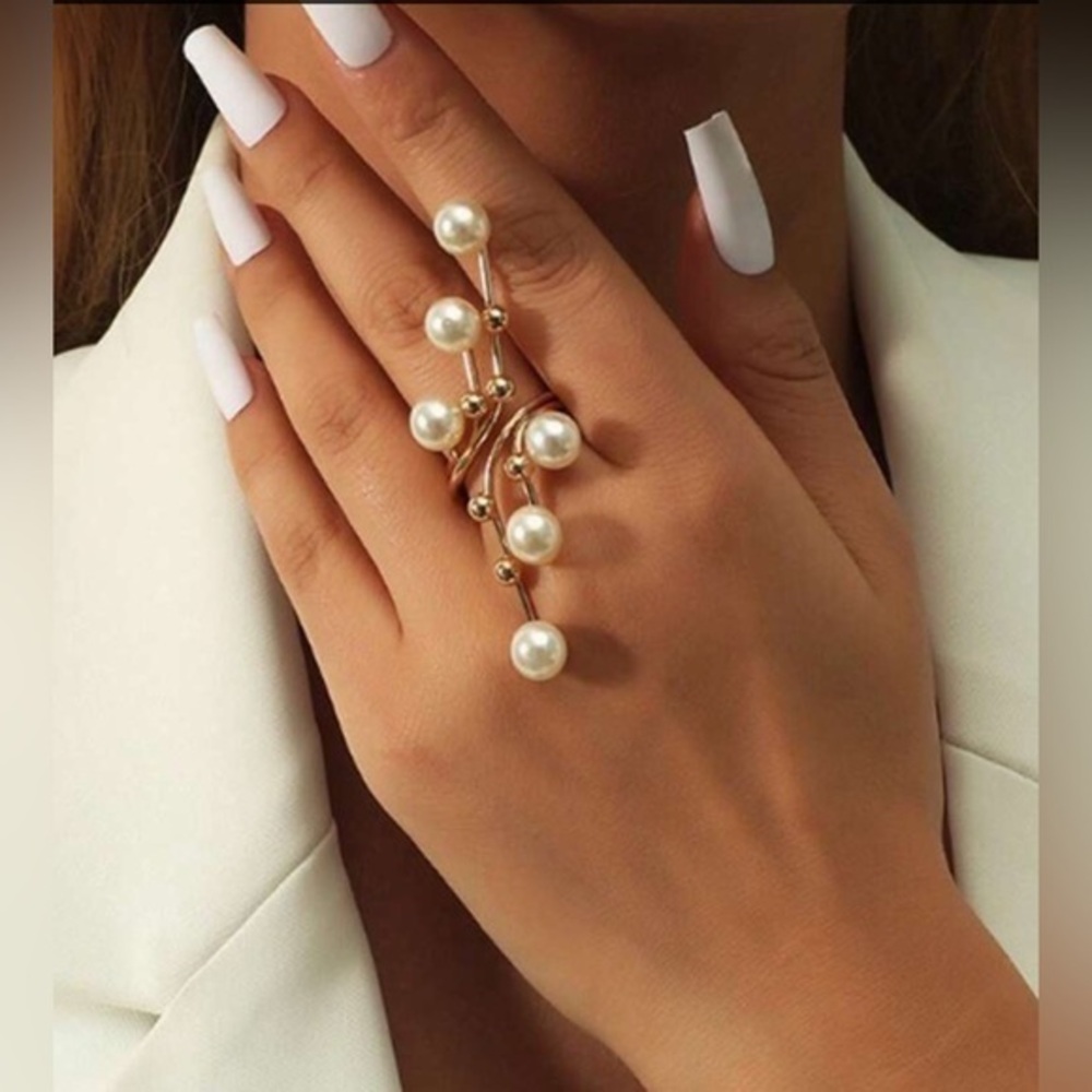 ✨NEW✨ Elegant Pearl and Crystal Statement Ring adjustable